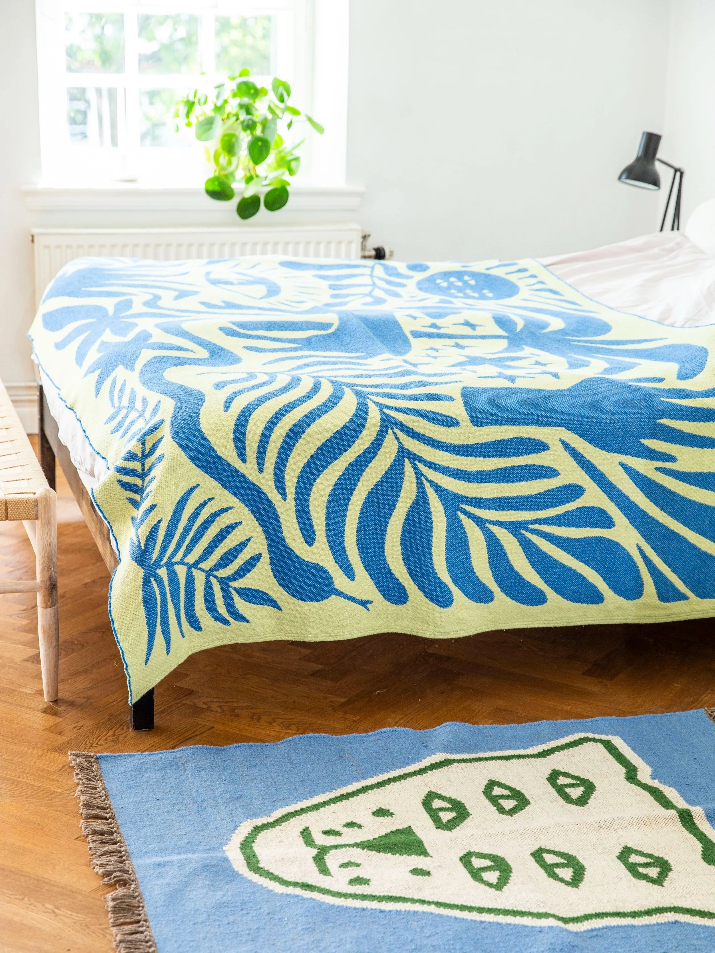 Totem animal garden / cotton blanket / lime & blue