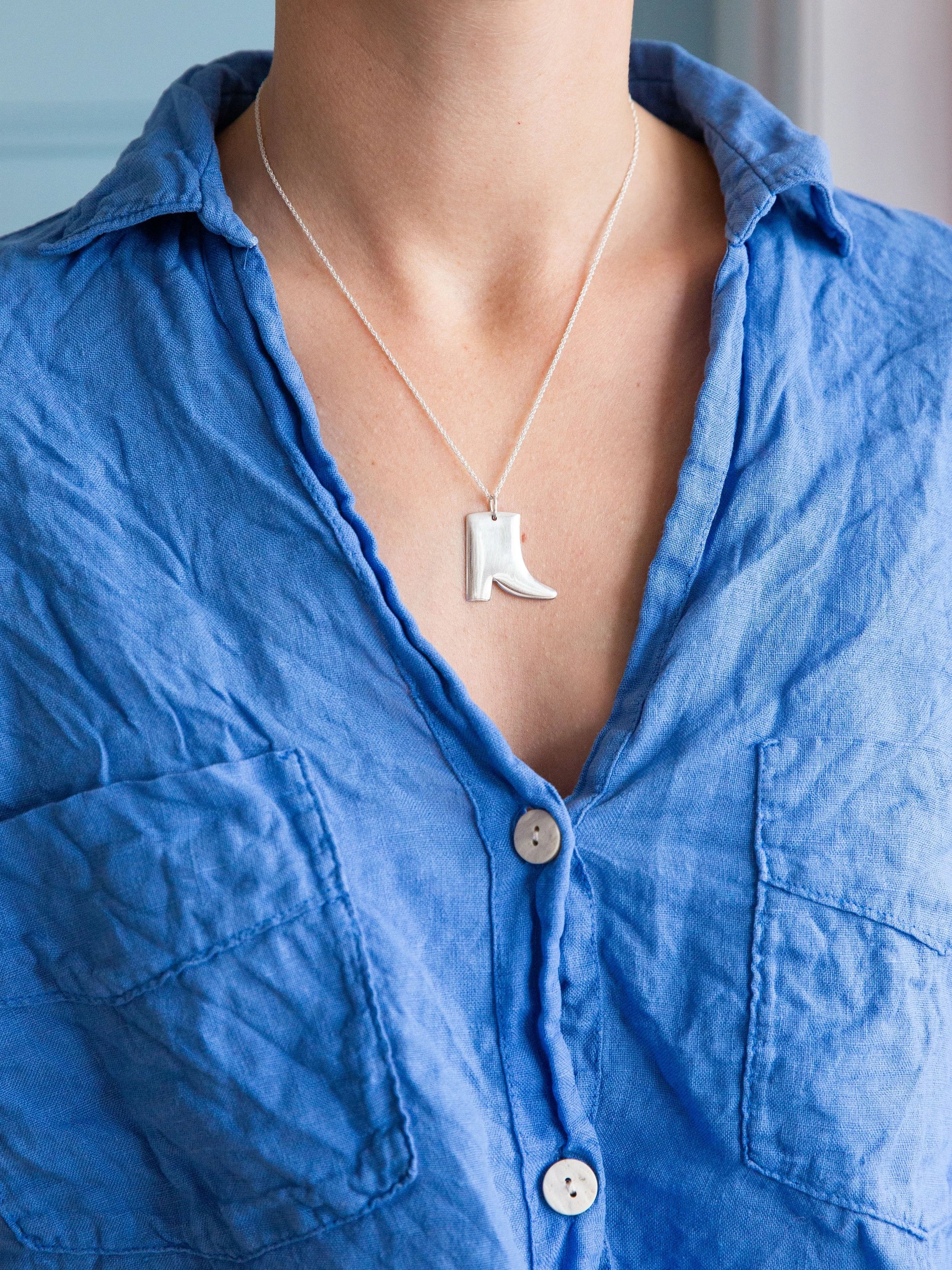 Boot / silver necklace