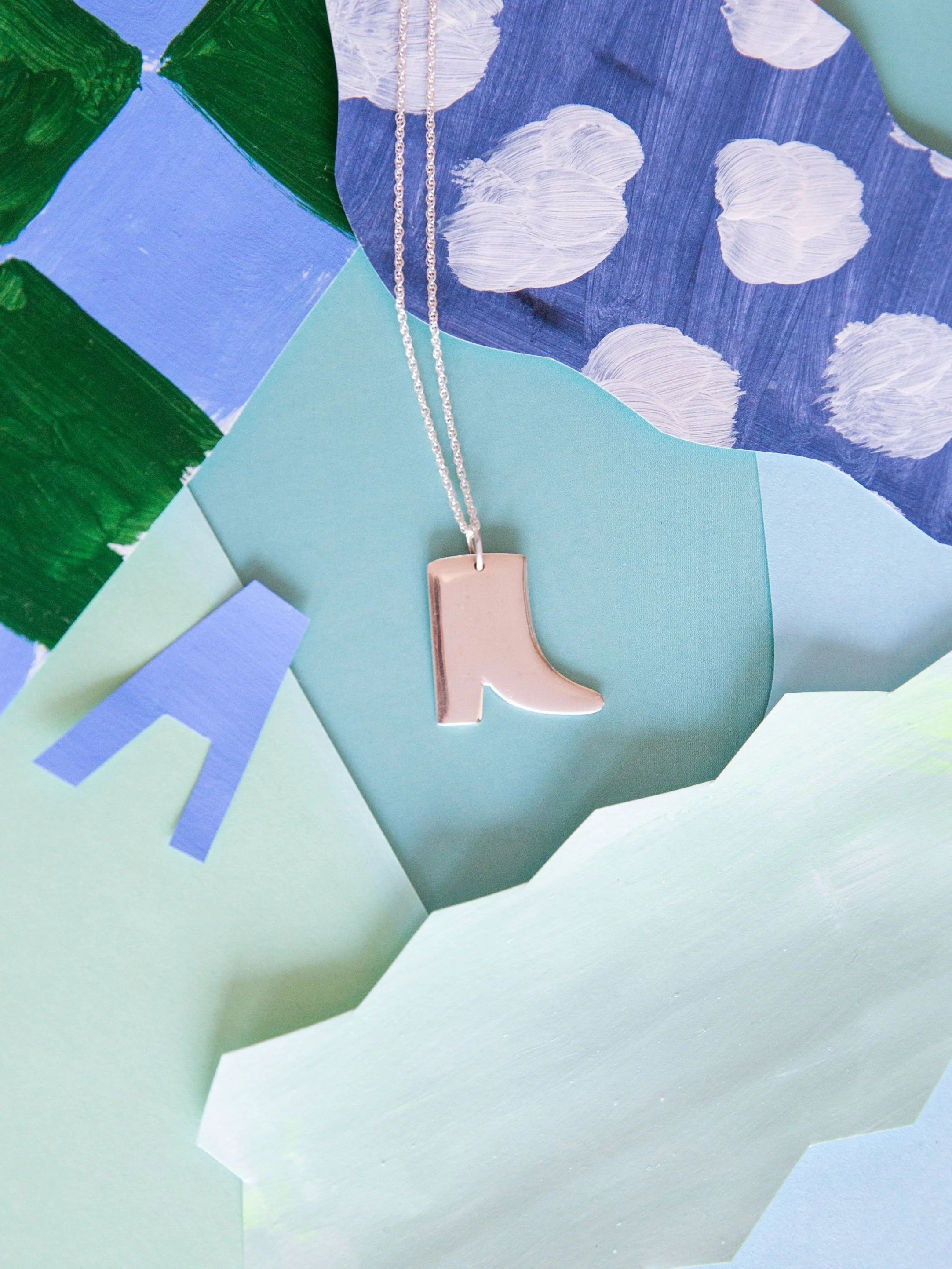 Boot / silver necklace