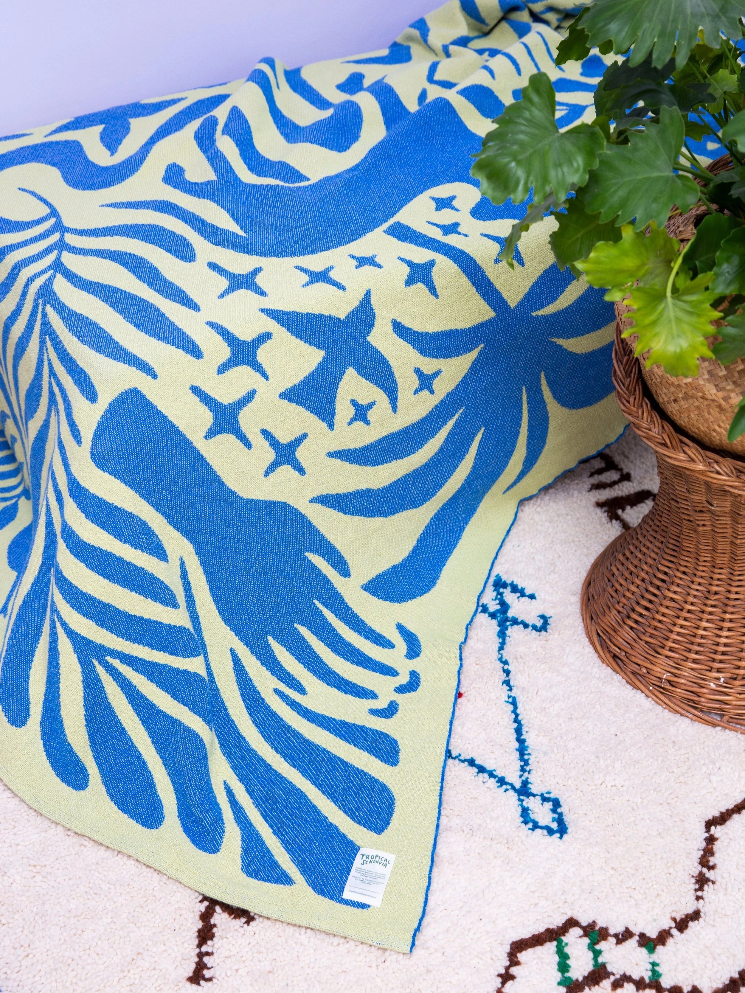 Totem animal garden / cotton blanket / lime & blue