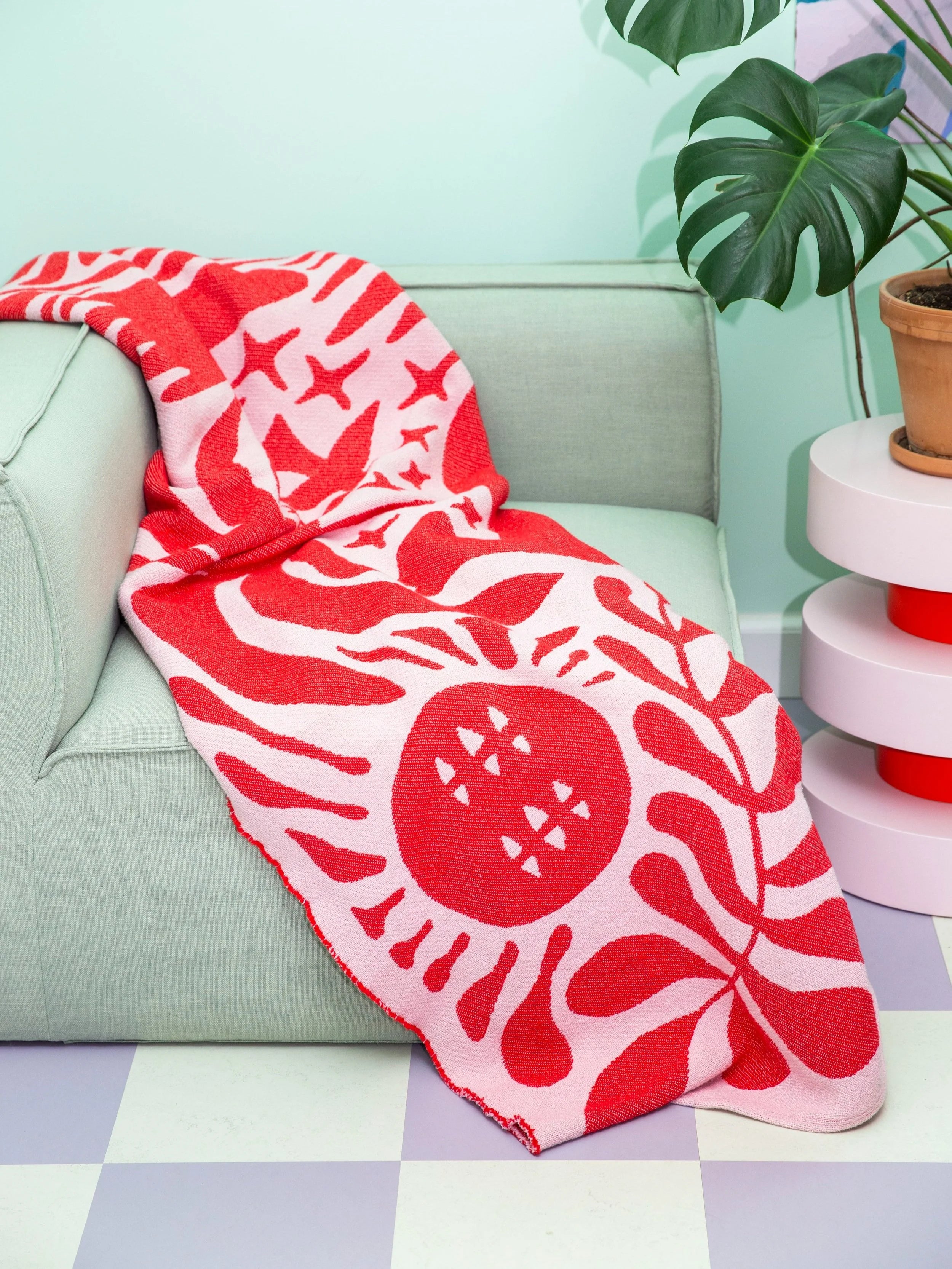 Totem animal garden / cotton blanket / pink & red