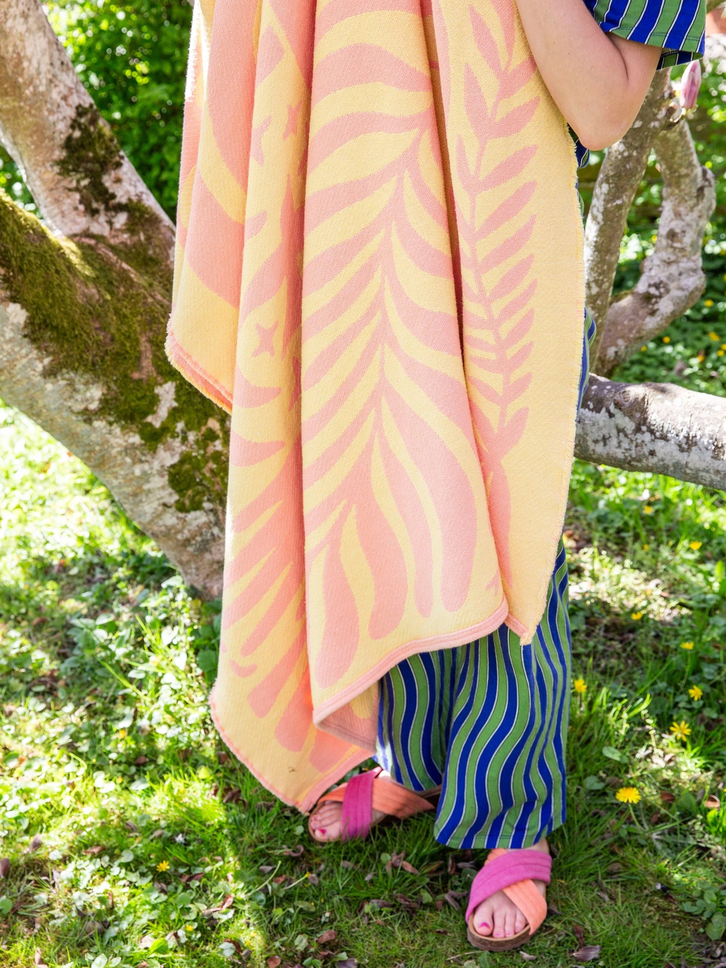 Totem animal garden / cotton blanket / pink & yellow