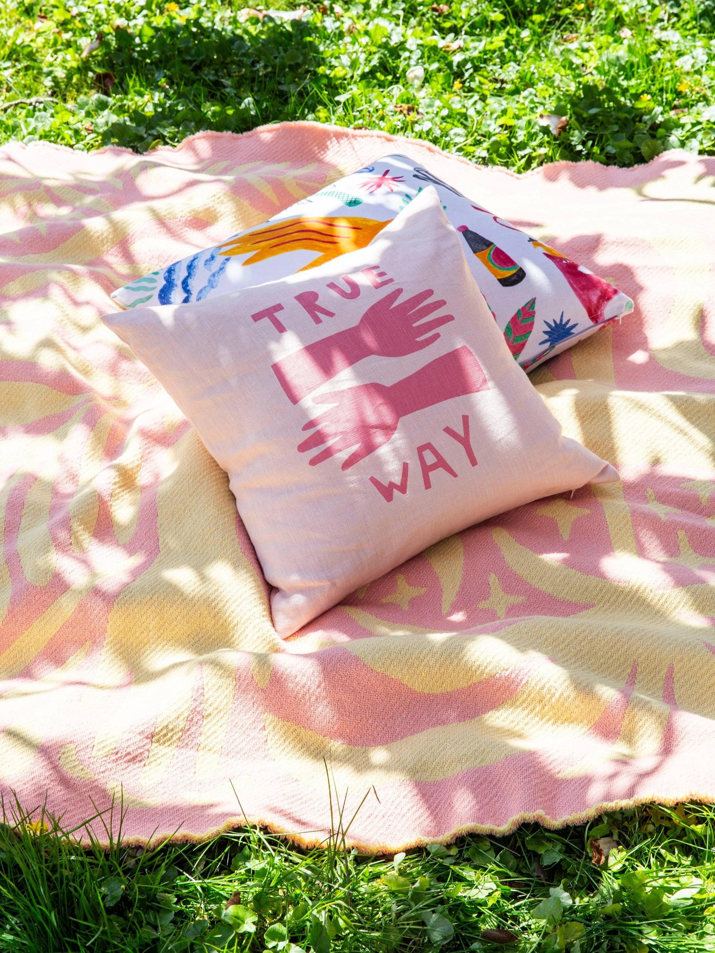 Totem animal garden / cotton blanket / pink & yellow