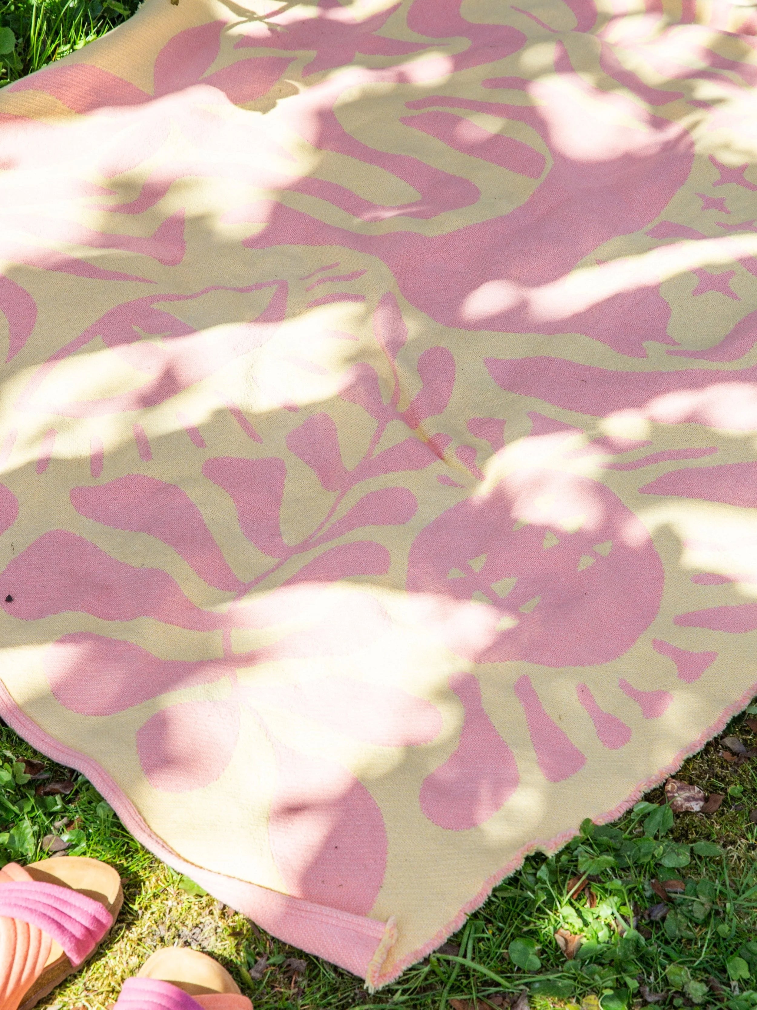 Totem animal garden / cotton blanket / pink & yellow