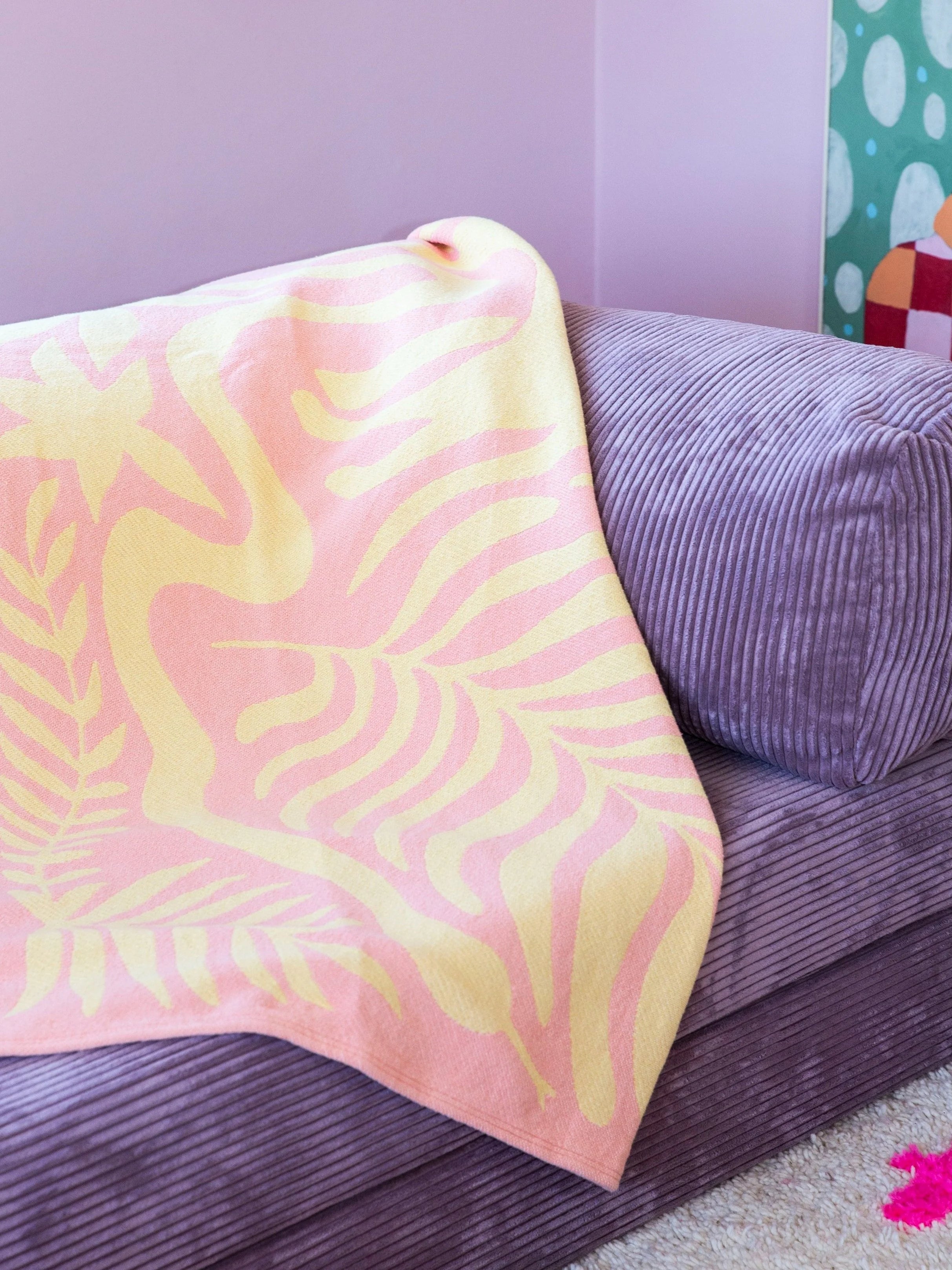 Totem animal garden / cotton blanket / pink & yellow